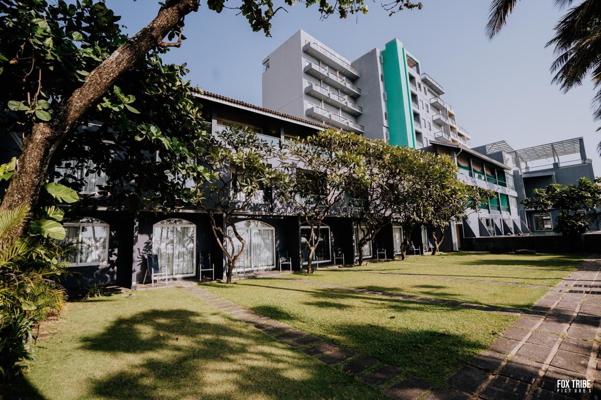 Earl'S Regent Negombo Hotel ภายนอก รูปภาพ